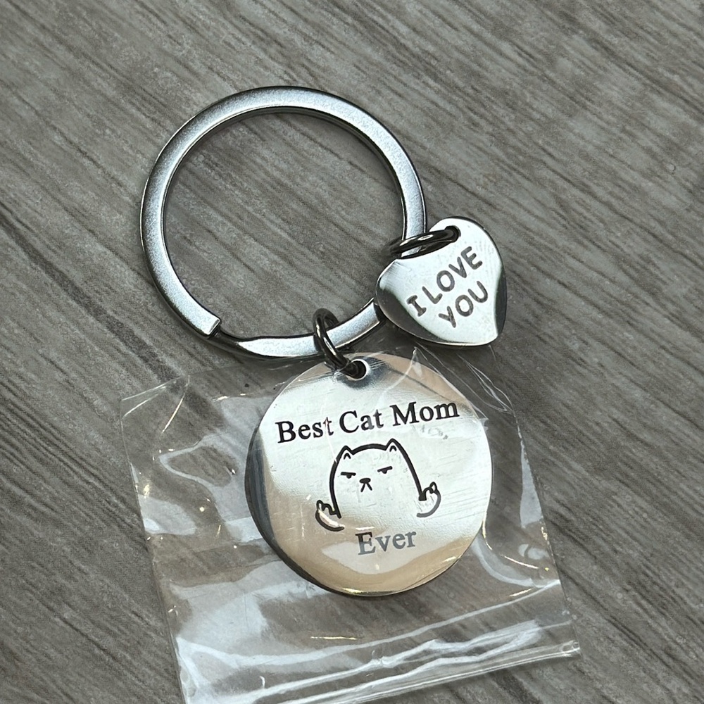 NWT Silver Metal Engraved Best Cat Mom Ever Key Ring Charm Keychain